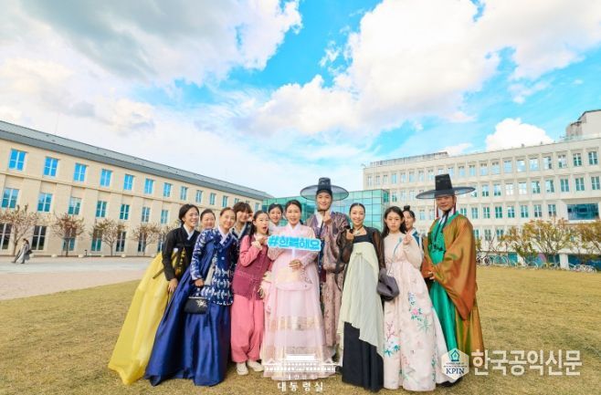 김혜경 여사, 한복해요 챌린지 참여 및 서울공예박물관 전시 관람(대통령실)