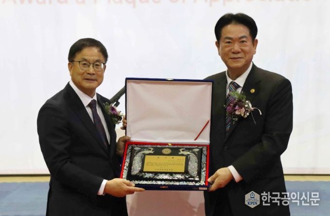 윤웅석 국기원장이 이동섭 전 국기원장에게 감사패를 전달하고 기념촬영을 하고 있다.