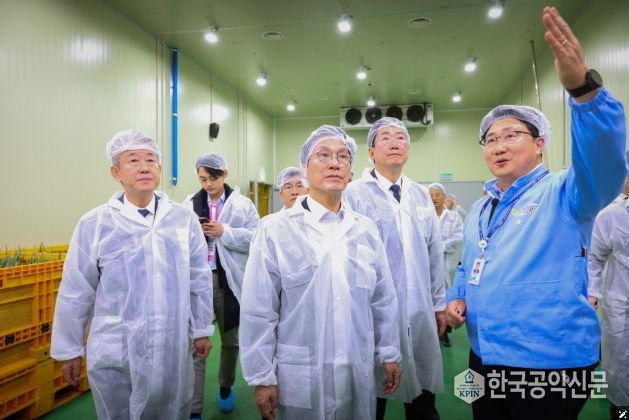 김민석 국무총리가 11일 강원도 원주시 원주푸드종합센터를 방문, 로컬푸드 유통 현장을 점검하고 있다.