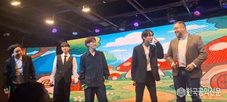 공연을 하고있는 K-Pop 개그 아이돌 과 바스티안 뢰슬러 회장 회장 (Plasmatreat Korea) (사진제공: 주한외국기업연합회 KOFA)